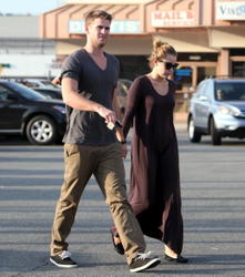 th_036380503_Miley_Cyrus_and_Liam_Hemsworth_grab_some_lunch_at_Iwata_Sushi_in_Sherman_Oaks_10_122_110lo.JPG