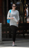 Anne Hathaway in leggings pictures