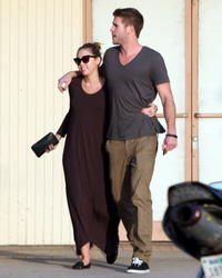 th_036498434_Miley_Cyrus_and_Liam_Hemsworth_grab_some_lunch_at_Iwata_Sushi_in_Sherman_Oaks_19_122_149lo.JPG