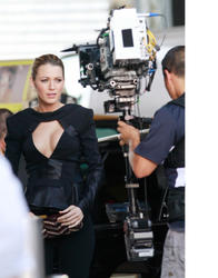 Blake Lively shows her boobs on set of Gossip Girl in NYC - Hot Celebs Home
