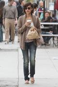 http://img210.imagevenue.com/loc258/th_76851_Jessica_Alba_leaves_a_cafe_in_Beverly_Hills4_122_258lo.jpg
