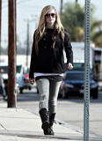 th_52874_Avril_Lavigne_Celebrity_City_At_photoshoot_for_a_Canadian_TV_Commerical_12-01-09_6146_122_42lo.jpg
