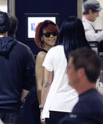 th_414565949_RihannaarrivingatLosAngelesInternationalAirport25.5.2011_04_122_46lo.JPG