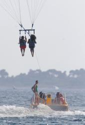 th_318526696_RihannaparasailinginCannes24.7.2012_43_122_539lo.jpg