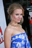 th_81268_Kristen_Bell_-_Forgetting_Sarah_Marshall_premiere_in_Hollywood_-_April_10_2008_242_122_77lo.jpg