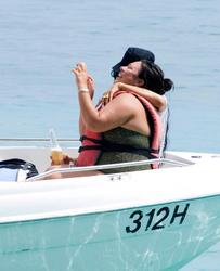 th_207927271_RihannaenjoysafunridewithfriendsonaboatinBarbados_27_122_80lo.jpg