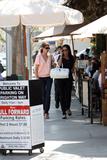 th_23608_Cindy_Crawford_has_lunch_with_a_friend_14_122_91lo.jpg