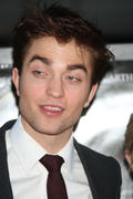 http://img210.imagevenue.com/loc33/th_125294155_RobertPattinson_WaterforElephantsWorldPremiereinNewYorkCityApril172011_By_oTTo5_122_33lo.jpg