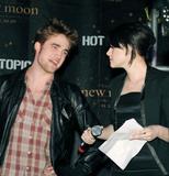 http://img210.imagevenue.com/loc338/th_77501_twilight-new-moon-cast-tour-14_122_338lo.jpg