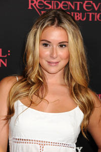 http://img210.imagevenue.com/loc477/th_585587563_AlexaVega_ResidentEvilRetributionPremiere_Hollywood_4_122_477lo.JPG