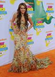 http://img210.imagevenue.com/loc478/th_23591_celebrity_paradise.com_TheElder_MileyCyrus81_122_478lo.jpg