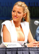 http://img210.imagevenue.com/loc8/th_48317_Blake_Lively_Green_Lantern_panel_ComicCon8_122_8lo.jpg