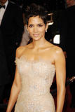 http://img210.imagevenue.com/loc81/th_66955_celebrity_paradise.com_TheElder_HalleBerry134_122_81lo.jpg